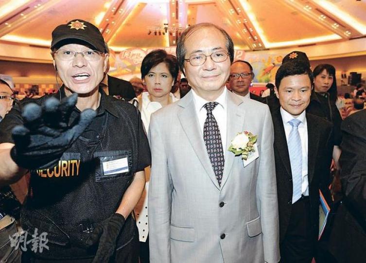 教育局長吳克儉(右)主持敬師日慶典,重申作為中國人認識國家是天經地義的事,教育局反對以罷課形式表達反國教科立場。(鄧宗弘攝) 教育局長吳克儉(右)主持敬師日慶典,重申作為中國人認識國家是天經地義的事,教育局反對以罷課形式表達反國教科立場。(鄧宗弘攝)