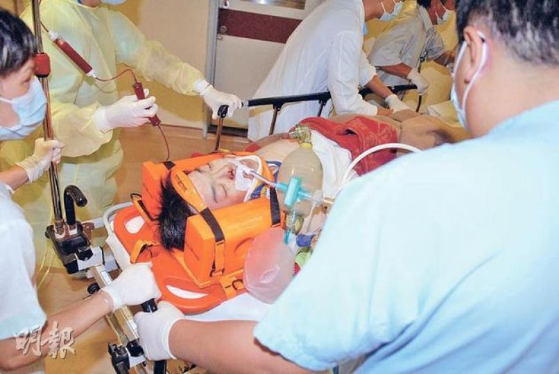 22歲清潔工前晚在機場地庫禁區遭一輛懷疑逆線行駛的電動行李車輾過左腳,他送院時已昏迷(圖),左腳傷口一直流血不止(圖2),最終需切去小腿保命,其父稱會追究到底。(伍浦鋒攝) 22歲清潔工前晚在機場地庫禁區遭一輛懷疑逆線行駛的電動行李車輾過左腳,他送院時已昏迷(圖),左腳傷口一直流血不止(圖2),最終需切去小腿保命,其父稱會追究到底。(伍浦鋒攝)