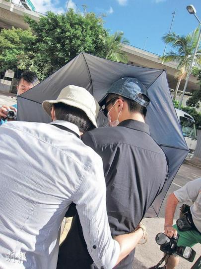 被告盧永晉(黑衣者)昨在友人陪同下急步離開法院,匆匆登上親友的私家車離去,其間一名女親友欲阻記者拍照,一度以粗言穢語大罵記者。(林綺琪攝) 被告盧永晉(黑衣者)昨在友人陪同下急步離開法院,匆匆登上親友的私家車離去,其間一名女親友欲阻記者拍照,一度以粗言穢語大罵記者。(林綺琪攝)