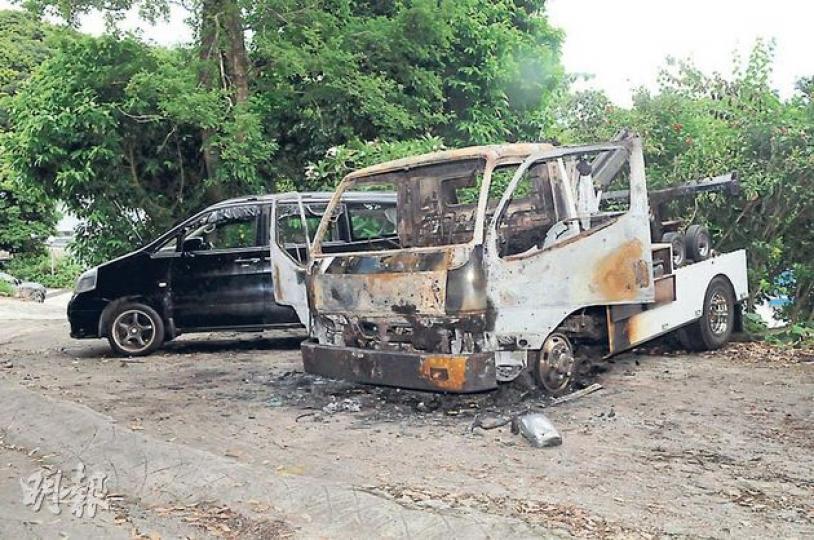 將軍澳馬游塘村的火燒車案,貨車付諸一炬,幾成廢鐵。(林錫禮攝) 將軍澳馬游塘村的火燒車案,貨車付諸一炬,幾成廢鐵。(林錫禮攝)