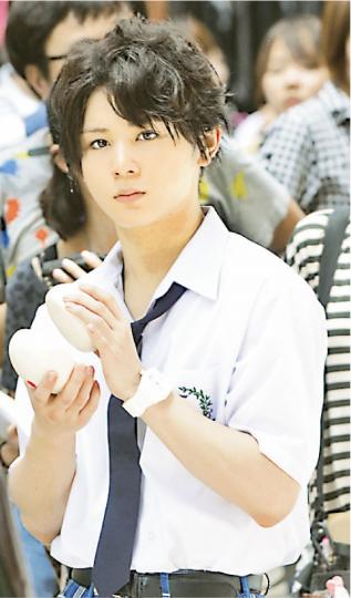 涼介來港拍《金田一》,穿上校服在鬧市拍攝,卻激起市民反日情緒被罵。(攝影﹕劉永銳、黃梓烜、梁榮達) 日本青春女星川口春奈人氣上升,擔演《金田一》女主角美雪。(攝影﹕劉永銳、黃梓烜、梁榮達) 春奈狠狠將旅遊書打向涼介,涼介配合彈開。(攝影﹕劉永銳、黃梓烜、梁榮達) 山田涼介重複拍攝這個將包放胸前的鏡頭。(攝影﹕劉永銳、黃梓烜、梁榮達) 涼介將兩個紅點包放在胸前兼俯身裝胸作勢甚搞笑,吸引大批途人圍觀。(攝影﹕劉永銳、黃梓烜、梁榮達) 有岡大貴造型很傻氣。(攝影﹕劉永銳、黃梓烜、梁榮達) 涼介當街被春 涼介來港拍《金田一》,穿上校服在鬧市拍攝,卻激起市民反日情緒被罵。(攝影﹕劉永銳、黃梓烜、梁榮達) 日本青春女星川口春奈人氣上升,擔演《金田一》女主角美雪。(攝影﹕劉永銳、黃梓烜、梁榮達) 春奈狠狠將旅遊書打向涼介,涼介配合彈開。(攝影﹕劉永銳、黃梓烜、梁榮達) 山田涼介重複拍攝這個將包放胸前的鏡頭。(攝影﹕劉永銳、黃梓烜、梁榮達) 涼介將兩個紅點包放在胸前兼俯身裝胸作勢甚搞笑,吸引大批途人圍觀。(攝影﹕劉永銳、黃梓烜、梁榮達) 有岡大貴造型很傻氣。(攝影﹕劉永銳、黃梓烜、梁榮達) 涼介當街被春