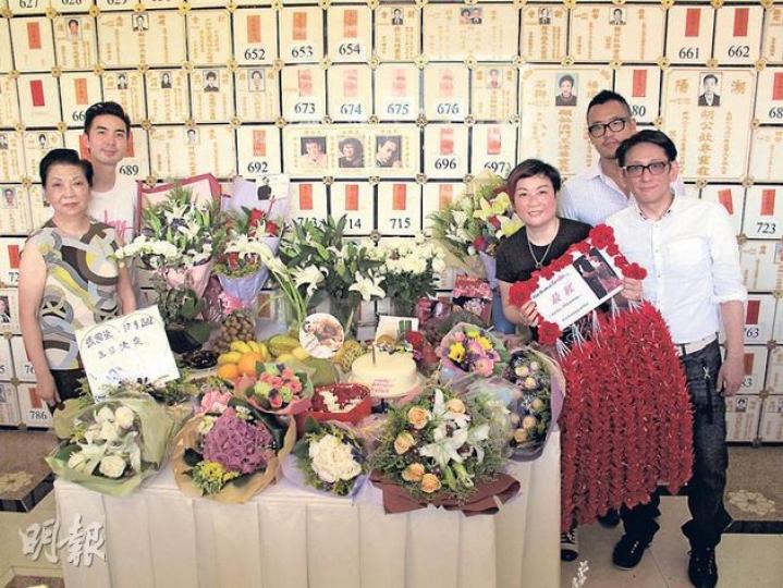 陳淑芬(右三)昨日與張徹太太、兒子陳家豪(左一、二)、哥哥生前助手Kenneth(右二)及連炎輝(右一)帶備鮮花、祭品到寶福山拜祭哥哥。(攝影/記者﹕陳釗) 兩名日本歌迷送上紅色千羽鶴給56歲冥壽的哥哥。(攝影/記者﹕陳釗) 陳淑芬(右三)昨日與張徹太太、兒子陳家豪(左一、二)、哥哥生前助手Kenneth(右二)及連炎輝(右一)帶備鮮花、祭品到寶福山拜祭哥哥。(攝影/記者﹕陳釗) 兩名日本歌迷送上紅色千羽鶴給56歲冥壽的哥哥。(攝影/記者﹕陳釗)