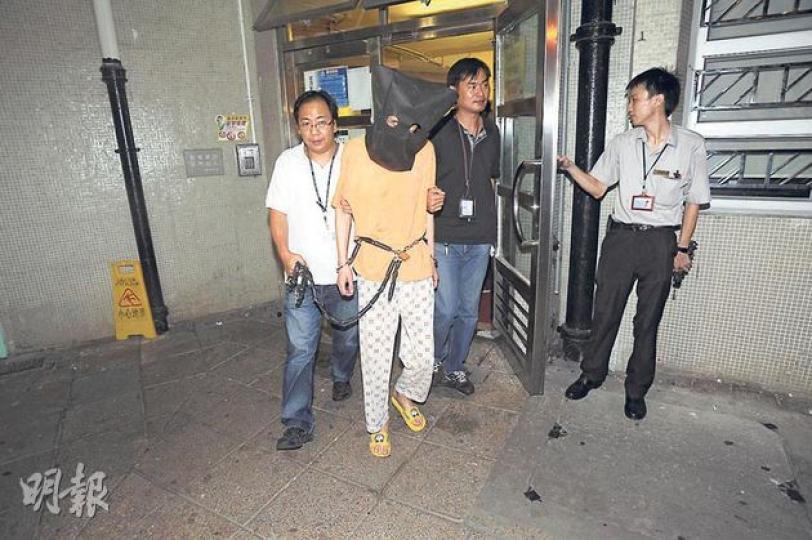涉嫌謀殺被捕的56歲男子,昨晚被警方鎖上鐵鏈、黑布蒙頭押返天耀邨寓所蒐證。(樊銳昌攝) 涉嫌謀殺被捕的56歲男子,昨晚被警方鎖上鐵鏈、黑布蒙頭押返天耀邨寓所蒐證。(樊銳昌攝)