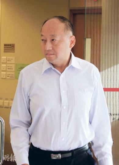 執業20多年的牙醫靳鎮城,為一名女童強行拔除阻生犬齒,令該病人流鼻血長達1小時。牙醫管理委員會裁定他專業失當,除牌3個月;他日復牌,亦要接受牙醫管理委員會派專人監管。(楊德銘攝) 執業20多年的牙醫靳鎮城,為一名女童強行拔除阻生犬齒,令該病人流鼻血長達1小時。牙醫管理委員會裁定他專業失當,除牌3個月;他日復牌,亦要接受牙醫管理委員會派專人監管。(楊德銘攝)