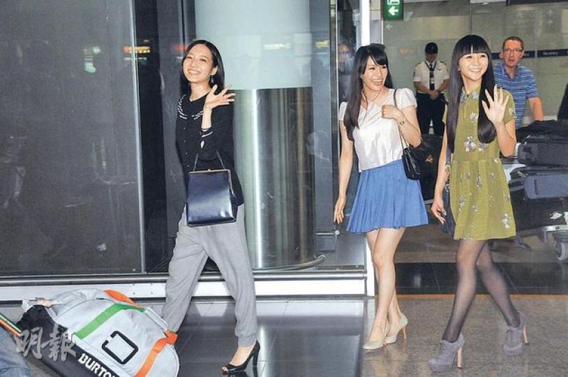 日本女子組合Perfume成員大本彩乃(左起)、西脇綾香、樫野有香步出機場時開心跟粉絲揮手打招呼。(攝影/記者:孫華中) 日本女子組合Perfume成員大本彩乃(左起)、西脇綾香、樫野有香步出機場時開心跟粉絲揮手打招呼。(攝影/記者:孫華中)
