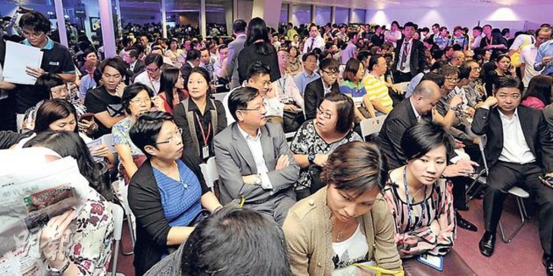 買家無懼政府出招繼續入市,昨晚開售的馬鞍山新盤迎海,估計全晚售近300伙,佔可售單位近九成,是今年6月房協深水埗喜雅後,首天沽售比例最高的大型新盤。(尹錦恩攝)恒地副主席李家誠(圖左)表示,恒地支持金管局再出招以穩定樓市;圖右為恒地營業部總經理林達民。(尹錦恩攝)買家張小姐以500餘萬元購入一個600餘方呎兩房單位作自住,並會承造7成按揭;她認為,買樓「最緊要是自己計到數,政府是否出招,對自己沒有影響。」(尹錦恩攝)買家方先生指迎海價格算合理,購入單位會作自住用途;對金管局再收緊按揭,他指出﹕「 買家無懼政府出招繼續入市,昨晚開售的馬鞍山新盤迎海,估計全晚售近300伙,佔可售單位近九成,是今年6月房協深水埗喜雅後,首天沽售比例最高的大型新盤。(尹錦恩攝)恒地副主席李家誠(圖左)表示,恒地支持金管局再出招以穩定樓市;圖右為恒地營業部總經理林達民。(尹錦恩攝)買家張小姐以500餘萬元購入一個600餘方呎兩房單位作自住,並會承造7成按揭;她認為,買樓「最緊要是自己計到數,政府是否出招,對自己沒有影響。」(尹錦恩攝)買家方先生指迎海價格算合理,購入單位會作自住用途;對金管局再收緊按揭,他指出﹕「