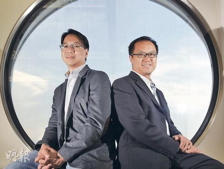 資訊科技界候任議員莫乃光(左)及會計界候任議員梁繼昌(右),堅拒加入政黨,未來4年將「行孖咇」在議會分工,並就議題交流意見。(郭慶輝攝) 資訊科技界候任議員莫乃光(左)及會計界候任議員梁繼昌(右),堅拒加入政黨,未來4年將「行孖咇」在議會分工,並就議題交流意見。(郭慶輝攝)