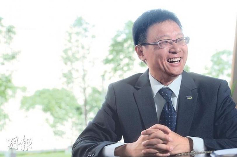 公民黨陳家洛昨在立法會大樓旁的添馬公園接受專訪,說已開始從黨友陳淑莊手上接過議會工作。被問及公民黨年尾換屆,會否競逐黨魁,他則望梁家傑留任。(葉思雅攝) 公民黨陳家洛昨在立法會大樓旁的添馬公園接受專訪,說已開始從黨友陳淑莊手上接過議會工作。被問及公民黨年尾換屆,會否競逐黨魁,他則望梁家傑留任。(葉思雅攝)