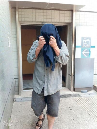 的士司機韓蘇文昨承認濫收車資及偷去放蛇警員的500元,獲准先索取感化官報告,押後至本月28日宣判。(余卓善攝) 的士司機韓蘇文昨承認濫收車資及偷去放蛇警員的500元,獲准先索取感化官報告,押後至本月28日宣判。(余卓善攝)