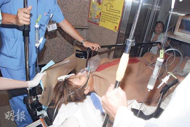 港鐵西環西港島線地盤一名23歲工人被挖土機壓住,其間疑腹部撞上硬物致肝臟破裂,由消防員救出送院後要即時動手術切除部分壞死的肝臟組織。(雲錦鋒攝) 港鐵西環西港島線地盤一名23歲工人被挖土機壓住,其間疑腹部撞上硬物致肝臟破裂,由消防員救出送院後要即時動手術切除部分壞死的肝臟組織。(雲錦鋒攝)