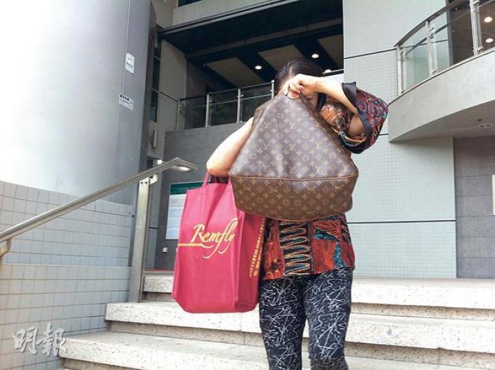 女被告曾慧蓮(52歲)被控一項無牌經營食肆罪,昨日掩面離開法庭。(余卓善攝) 女被告曾慧蓮(52歲)被控一項無牌經營食肆罪,昨日掩面離開法庭。(余卓善攝)