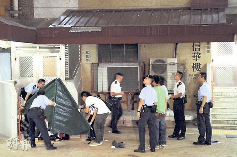 21歲青年雙料自殺,警員以帳幕覆蓋屍體。(蔡方山攝) 21歲青年雙料自殺,警員以帳幕覆蓋屍體。(蔡方山攝)