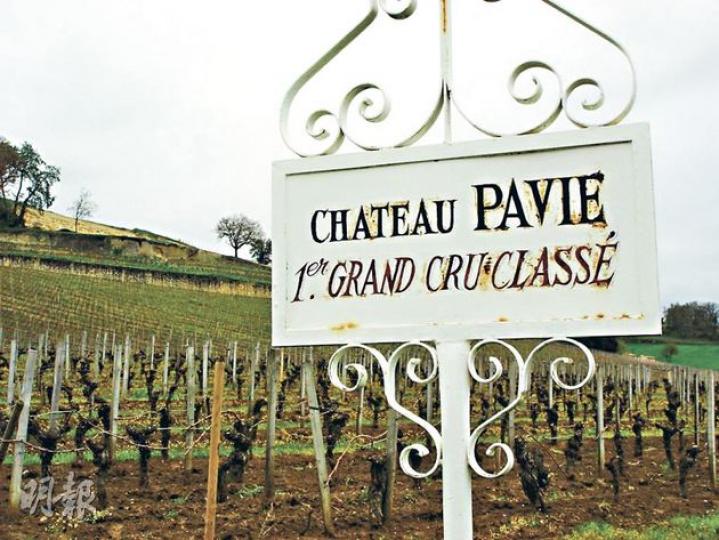 Pavie 2009年的出品獲酒評人Robert Parker評為100分。(周泇然攝)莊主早年已交得不少中國朋友,更有人為他以中文提了「大金鐘」字樣,現掛在酒莊當眼處。(周泇然攝) Pavie 2009年的出品獲酒評人Robert Parker評為100分。(周泇然攝)莊主早年已交得不少中國朋友,更有人為他以中文提了「大金鐘」字樣,現掛在酒莊當眼處。(周泇然攝)