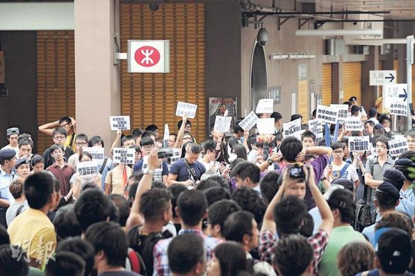 昨日約350名市民,響應網民號召的「光復上水」行動,行動持續約4小時,其間不停呼叫「還我上水」、「趕走水貨客」等口號。(鄧宗弘攝)昨日有在場人士(紅衣者)曾一度以肢體衝撞示威者,其後被警員帶離。(尹錦恩攝)有示威者舉起「中國人滾回中國」紙牌,在場數人對此不滿,雙方對罵並發生肢體衝撞,警方一度將圖左綠衣示威者帶離示威區。(尹錦恩攝)參與者舉起由網民派發的各式各樣標語,亦有人自行寫了諷刺水貨客的「成功爭取阻街」標語。(尹錦恩攝)昨日在上水站外聚集的示威者群情洶湧,港鐵曾一度拉下C出口大閘,並派駐保安 昨日約350名市民,響應網民號召的「光復上水」行動,行動持續約4小時,其間不停呼叫「還我上水」、「趕走水貨客」等口號。(鄧宗弘攝)昨日有在場人士(紅衣者)曾一度以肢體衝撞示威者,其後被警員帶離。(尹錦恩攝)有示威者舉起「中國人滾回中國」紙牌,在場數人對此不滿,雙方對罵並發生肢體衝撞,警方一度將圖左綠衣示威者帶離示威區。(尹錦恩攝)參與者舉起由網民派發的各式各樣標語,亦有人自行寫了諷刺水貨客的「成功爭取阻街」標語。(尹錦恩攝)昨日在上水站外聚集的示威者群情洶湧,港鐵曾一度拉下C出口大閘,並派駐保安