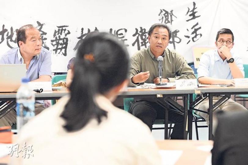 規劃署助理署長李啟榮(右二)回應村民時稱,會積極考慮村民訴求,但在諮詢報告完成前未能作出任何承諾。(鄧宗弘攝) 規劃署助理署長李啟榮(右二)回應村民時稱,會積極考慮村民訴求,但在諮詢報告完成前未能作出任何承諾。(鄧宗弘攝)