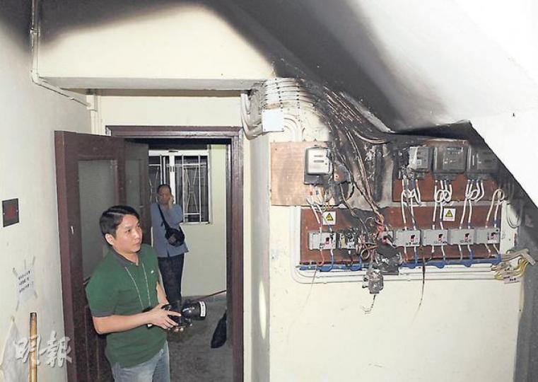 荃灣沙嘴道廣益大廈3樓有單位屢受滋擾,其電表(右)在上周日及昨凌晨先後起火,幸未釀傷亡。警方認為火警有可疑,派出數名便衣警員到場調查。(蔡方山攝) 荃灣沙嘴道廣益大廈3樓有單位屢受滋擾,其電表(右)在上周日及昨凌晨先後起火,幸未釀傷亡。警方認為火警有可疑,派出數名便衣警員到場調查。(蔡方山攝)