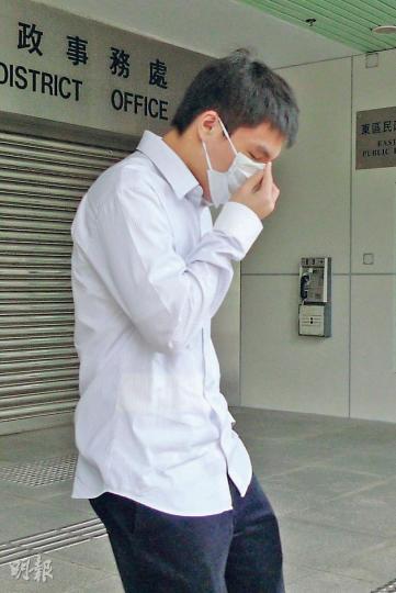 虛報母校有炸彈的準大學生陳建同,獲准簽保守行為,不影響到美國升學,昨由家人陪同匆匆離庭。(何偉畧攝) 虛報母校有炸彈的準大學生陳建同,獲准簽保守行為,不影響到美國升學,昨由家人陪同匆匆離庭。(何偉畧攝)