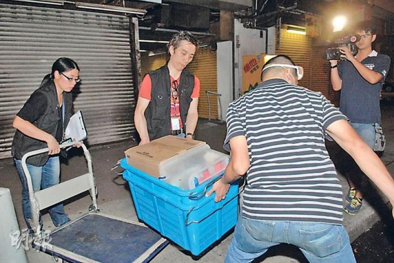 屯門工廈一單位昨晨雪櫃漏電引發的小火,揭發上址是毒品「冰」製作工場,警方毒品調查科接手調查後,昨晚陸續把大批證物,包括製毒用的試管、儀器及冰毒原材料等膠箱搬走以作調查。(伍浦鋒攝) 屯門工廈一單位昨晨雪櫃漏電引發的小火,揭發上址是毒品「冰」製作工場,警方毒品調查科接手調查後,昨晚陸續把大批證物,包括製毒用的試管、儀器及冰毒原材料等膠箱搬走以作調查。(伍浦鋒攝)