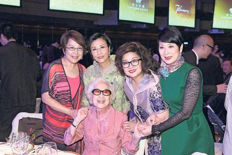 紅線女(前)受人敬重,車淑梅(後排左起)、汪明荃、徐小鳳、陳寶珠把握機會合照。(攝影/記者:楊安莉) 紅線女(前)受人敬重,車淑梅(後排左起)、汪明荃、徐小鳳、陳寶珠把握機會合照。(攝影/記者:楊安莉)
