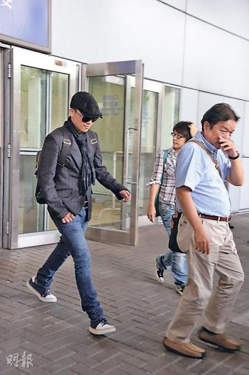 勝利步出機場,未知是否心情欠佳,未跟粉絲打招呼便箭步登上保母車離去。(攝影/記者﹕陳釗)勝利的粉絲在機場舉牌迎接偶像到港。(攝影/記者﹕陳釗) 勝利步出機場,未知是否心情欠佳,未跟粉絲打招呼便箭步登上保母車離去。(攝影/記者﹕陳釗)勝利的粉絲在機場舉牌迎接偶像到港。(攝影/記者﹕陳釗)