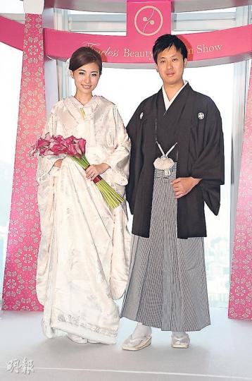 陳爽戴上5卡求婚戒指(下圖)與未婚夫穿著日式結婚禮服,非常合襯。(攝影/記者:鍾偉茵)(攝影/記者:鍾偉茵) 陳爽戴上5卡求婚戒指(下圖)與未婚夫穿著日式結婚禮服,非常合襯。(攝影/記者:鍾偉茵)(攝影/記者:鍾偉茵)