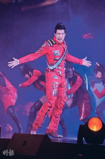王力宏的火紅色戰衣非常搶眼。(攝影/記者:梁榮達)王力宏向盧巧音索吻。(攝影/記者:梁榮達)王力宏與辣妹共舞引得全場起哄。(攝影/記者:梁榮達)王力宏跪地獻唱令歌迷如癡如醉。(攝影/記者:梁榮達)王力宏吊在半空自彈自唱。(攝影/記者:梁榮達) 王力宏的火紅色戰衣非常搶眼。(攝影/記者:梁榮達)王力宏向盧巧音索吻。(攝影/記者:梁榮達)王力宏與辣妹共舞引得全場起哄。(攝影/記者:梁榮達)王力宏跪地獻唱令歌迷如癡如醉。(攝影/記者:梁榮達)王力宏吊在半空自彈自唱。(攝影/記者:梁榮達)