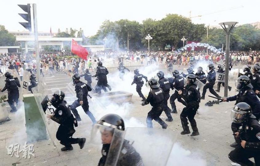 深圳反日遊行演變為警民衝突,警方要施放催淚彈驅散群眾,示威者則拾起催淚彈再投向警方。(余俊亮攝) 深圳反日遊行中,警方用警棍驅散和控制人群,但其後有過千人聚集在市委大樓外,要求釋放被拘捕的示威者。(余俊亮攝) 廣州花園酒店附近入夜後仍有遊行群眾聚集,警察突然出現包圍,沒收示威品和驅散人群。(鄧宗弘攝) 從警察沒收的示威品可見,部分民眾帶來了毛澤東的肖像上街。(鄧宗弘攝) 深圳反日遊行演變為警民衝突,警方要施放催淚彈驅散群眾,示威者則拾起催淚彈再投向警方。(余俊亮攝) 深圳反日遊行中,警方用警棍驅散和控制人群,但其後有過千人聚集在市委大樓外,要求釋放被拘捕的示威者。(余俊亮攝) 廣州花園酒店附近入夜後仍有遊行群眾聚集,警察突然出現包圍,沒收示威品和驅散人群。(鄧宗弘攝) 從警察沒收的示威品可見,部分民眾帶來了毛澤東的肖像上街。(鄧宗弘攝)