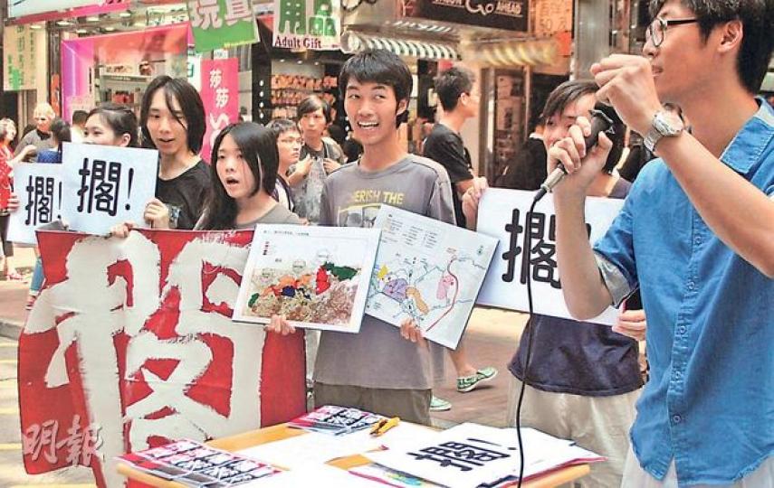 「反對香港『被規劃』行動組」在旺角設立街站收集簽名,要求政府擱置新界東北新發展區規劃。(阮穎嘉攝) (明報製圖) 「反對香港『被規劃』行動組」在旺角設立街站收集簽名,要求政府擱置新界東北新發展區規劃。(阮穎嘉攝) (明報製圖)