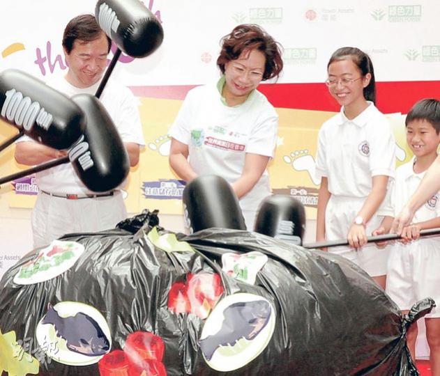 副環保署長黃耀錦(左)和特首夫人唐青儀,昨日一同出席綠色力量「中秋零廚餘」活動,呼籲市民減少廚餘。(陳淑安攝) 副環保署長黃耀錦(左)和特首夫人唐青儀,昨日一同出席綠色力量「中秋零廚餘」活動,呼籲市民減少廚餘。(陳淑安攝)