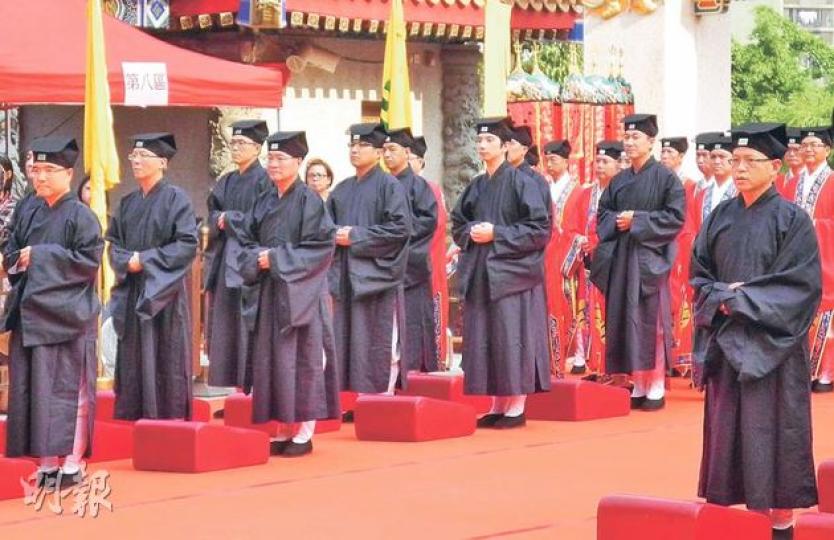 嗇色園黃大仙祠昨舉行皈依冠巾證盟科儀入道儀式,23人經過重重難關後終成為道長。(陳翔翎攝) 嗇色園招收了23名出身不同的新道長,當中包括年僅21歲的陳鍵豪(左起)、曾任區議員的曾向群和任律師的姚嘉棟。(陳翔翎攝) 嗇色園黃大仙祠昨舉行皈依冠巾證盟科儀入道儀式,23人經過重重難關後終成為道長。(陳翔翎攝) 嗇色園招收了23名出身不同的新道長,當中包括年僅21歲的陳鍵豪(左起)、曾任區議員的曾向群和任律師的姚嘉棟。(陳翔翎攝)