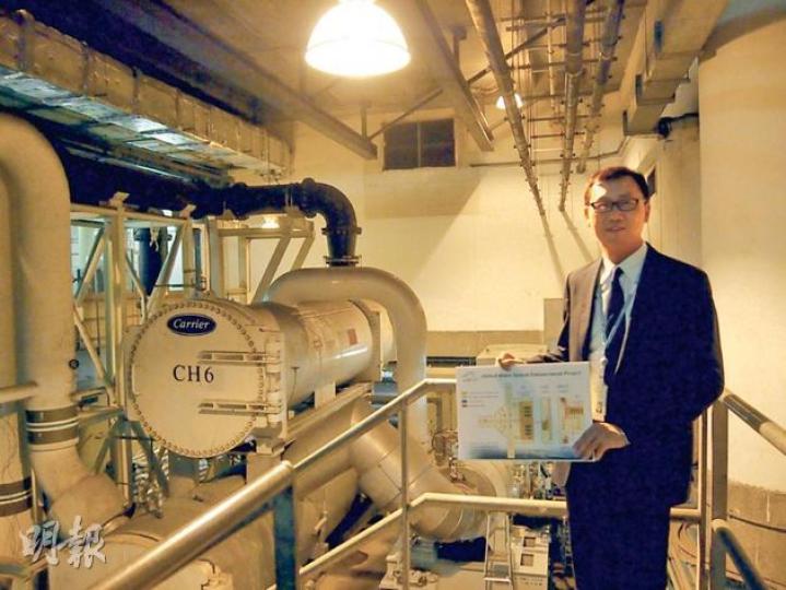 機管局工程及維修總經理梁永基說,1、2號客運大樓以往只使用9部全港最大型的製冷水機,每部釋放出3500噸冷空氣,能源容易流失,故需重新調配較小型的冷水機以達至最佳能源效益。(唐若韞攝) 機管局工程及維修總經理梁永基說,1、2號客運大樓以往只使用9部全港最大型的製冷水機,每部釋放出3500噸冷空氣,能源容易流失,故需重新調配較小型的冷水機以達至最佳能源效益。(唐若韞攝)