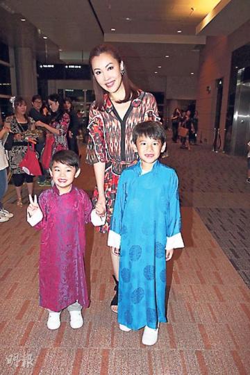 歐陽妙芝配合「中國服」主題,刻意為兩個兒子穿上唐裝衫出席派對,非常趣致。(攝影﹕梁迺楠) 吳家樂夫婦(左一、二)及余錦遠和太太陳家碧(右一、二)一起到賀好友劉德華的生日派對。(攝影﹕梁迺楠) 歌迷舉牌永遠支持華仔。(攝影﹕梁迺楠) 歐陽妙芝配合「中國服」主題,刻意為兩個兒子穿上唐裝衫出席派對,非常趣致。(攝影﹕梁迺楠) 吳家樂夫婦(左一、二)及余錦遠和太太陳家碧(右一、二)一起到賀好友劉德華的生日派對。(攝影﹕梁迺楠) 歌迷舉牌永遠支持華仔。(攝影﹕梁迺楠)
