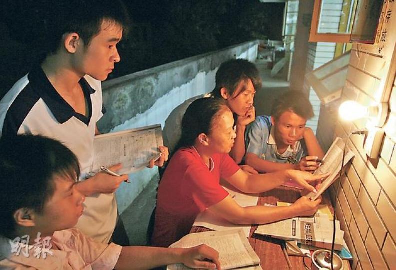 廣西藤縣學生晚上有自習堂,幾個人靠一盞昏黃的電燈泡作照明,看課本教材研習。(陳莊勤攝) 廣西藤縣學生晚上有自習堂,幾個人靠一盞昏黃的電燈泡作照明,看課本教材研習。(陳莊勤攝)