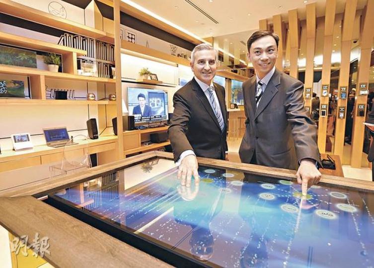 香港電訊董事總經理艾維朗(左)認為,iPhone 5只能支援1.8GHz的4G服務,不算是真正的4G智能手機。圖右為個人客戶業務董事總經理吳永豪。 (李澤彤攝) 香港電訊董事總經理艾維朗(左)認為,iPhone 5只能支援1.8GHz的4G服務,不算是真正的4G智能手機。圖右為個人客戶業務董事總經理吳永豪。 (李澤彤攝)
