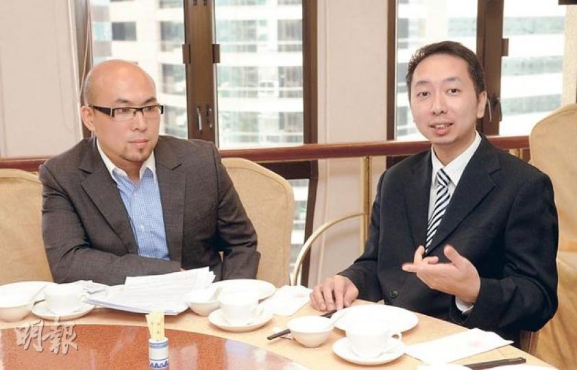 信誠證券衍生工具部總經理伍世禮(左)指出,以該行佣金(單邊)24元來計,匯價波幅超過7個點子,投資者已開始錄正回報。而且,信誠、耀才等券商皆正在推行短期免佣優惠,換言之,優惠期內買賣人民幣期貨,匯價波動在2個點子以上已有利可圖。(陳淑安攝) 信誠證券衍生工具部總經理伍世禮(左)指出,以該行佣金(單邊)24元來計,匯價波幅超過7個點子,投資者已開始錄正回報。而且,信誠、耀才等券商皆正在推行短期免佣優惠,換言之,優惠期內買賣人民幣期貨,匯價波動在2個點子以上已有利可圖。(陳淑安攝)
