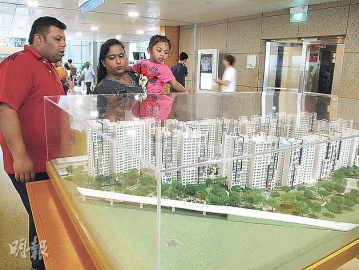 新加坡建屋及發展局每兩個月會推出4000個新組屋單位,供國民認購,總部更設樓盤模型及示範單位供參觀。(陳佩儀攝) 組屋單位非常四正實用,建屋局展出的示範單位更會教國民如何設計家居及裝修。(陳佩儀攝) 面積最大的組屋單位有約1100平方呎,擁3房2廳,主人房有套廁,客廳更可闢出一角作閱讀房,7月份推售的價格約由194萬港元起。(陳佩儀攝) 麥先生(後左)一家四口現時暫居於親友於屯門的單位,面積約400方呎,較他早前賣出的700呎村屋單位為小。麥太(後右)坦言,樓價持續高企,現不敢入市,但為求大兒子 新加坡建屋及發展局每兩個月會推出4000個新組屋單位,供國民認購,總部更設樓盤模型及示範單位供參觀。(陳佩儀攝) 組屋單位非常四正實用,建屋局展出的示範單位更會教國民如何設計家居及裝修。(陳佩儀攝) 面積最大的組屋單位有約1100平方呎,擁3房2廳,主人房有套廁,客廳更可闢出一角作閱讀房,7月份推售的價格約由194萬港元起。(陳佩儀攝) 麥先生(後左)一家四口現時暫居於親友於屯門的單位,面積約400方呎,較他早前賣出的700呎村屋單位為小。麥太(後右)坦言,樓價持續高企,現不敢入市,但為求大兒子