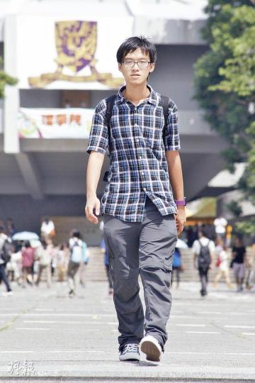 文憑通識科奪5**而入讀中大政治及行政學系的學民思潮成員張秀賢,較早前向考評局申請取回答卷和評分紀錄,閱後認為考獲5**「實屬好彩」,擔心閱卷員評分準則差異極大,影響考試的公平。(林俊源攝) 文憑通識科奪5**而入讀中大政治及行政學系的學民思潮成員張秀賢,較早前向考評局申請取回答卷和評分紀錄,閱後認為考獲5**「實屬好彩」,擔心閱卷員評分準則差異極大,影響考試的公平。(林俊源攝)