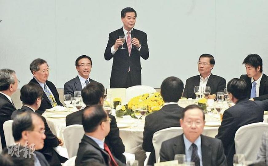 特首梁振英(站立者)率領一眾官員宴請立法會議員,巧合地,在抽籤決定座位情况下,自由黨田北俊(左三)等3人、民建聯譚耀宗(右二)等4人均坐「主家席」,工聯會、經濟動力則沒有份兒。(余俊亮攝) 剛上任環境局副局長的陸恭蕙(左二)昨日出席特首午宴,並與不同議員交流。(余俊亮攝) 社民連梁國雄(左一)到場向梁振英送上示威牌,並要求對方不阻撓保釣號出海,梁振英笑着接收示威牌,惟梁國雄未有與之握手便離去。(余俊亮攝) 特首梁振英(站立者)率領一眾官員宴請立法會議員,巧合地,在抽籤決定座位情况下,自由黨田北俊(左三)等3人、民建聯譚耀宗(右二)等4人均坐「主家席」,工聯會、經濟動力則沒有份兒。(余俊亮攝) 剛上任環境局副局長的陸恭蕙(左二)昨日出席特首午宴,並與不同議員交流。(余俊亮攝) 社民連梁國雄(左一)到場向梁振英送上示威牌,並要求對方不阻撓保釣號出海,梁振英笑着接收示威牌,惟梁國雄未有與之握手便離去。(余俊亮攝)