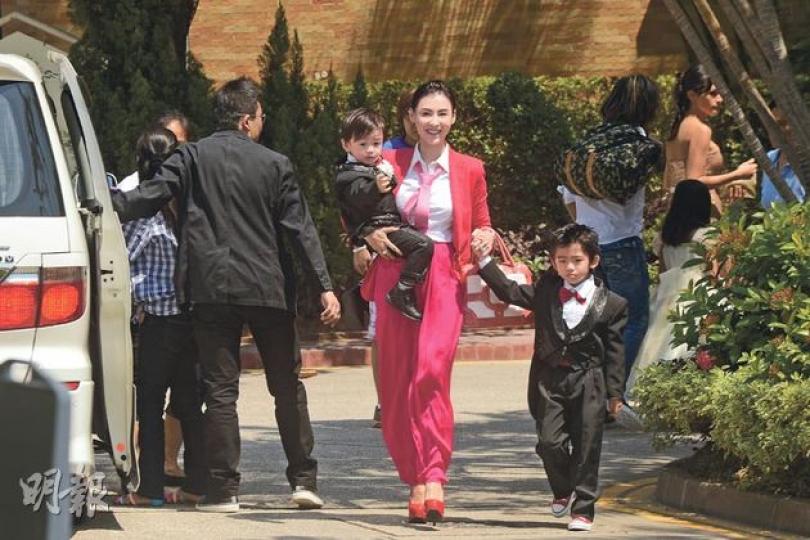 張栢芝與兩個兒子Lucas(右)與Quintus(左)穿上母子禮服裝到賀,心情靚爆。(攝影/記者﹕劉永銳) 張豪龍一身金色打扮,與家姐栢芝的紅色裝,非常潮。(攝影/記者﹕劉永銳) 31歲張豪龍與同年齡太太昨日在康樂園內舉行婚禮。(攝影/記者﹕劉永銳) 鬍鬚勇昨晨亦有參加兒子婚禮,十分開心。(攝影/記者﹕劉永銳) Jeana與張柏文結伴出席兄長婚禮,儼如一家人。(攝影/記者﹕劉永銳) 張柏文與女友Jeana清早已抵達康樂園,為豪龍打點婚禮場地。(攝影/記者﹕劉永銳) 張栢芝與兩個兒子Lucas(右)與Quintus(左)穿上母子禮服裝到賀,心情靚爆。(攝影/記者﹕劉永銳) 張豪龍一身金色打扮,與家姐栢芝的紅色裝,非常潮。(攝影/記者﹕劉永銳) 31歲張豪龍與同年齡太太昨日在康樂園內舉行婚禮。(攝影/記者﹕劉永銳) 鬍鬚勇昨晨亦有參加兒子婚禮,十分開心。(攝影/記者﹕劉永銳) Jeana與張柏文結伴出席兄長婚禮,儼如一家人。(攝影/記者﹕劉永銳) 張柏文與女友Jeana清早已抵達康樂園,為豪龍打點婚禮場地。(攝影/記者﹕劉永銳)