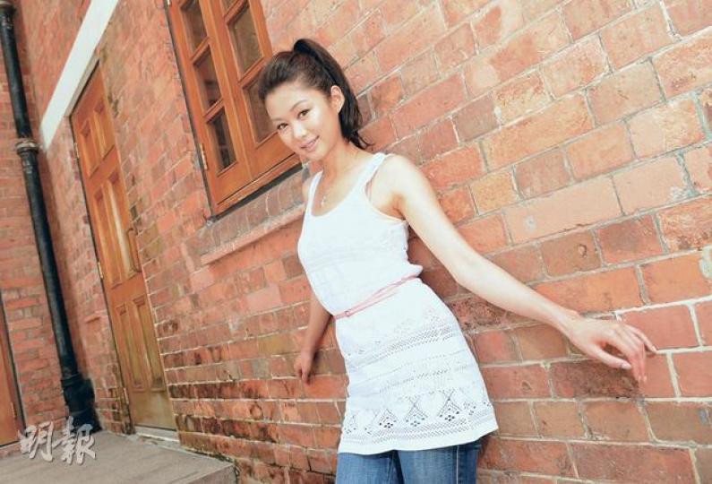 甜姐兒岑麗香得天獨厚的開朗性格,令她人氣急升,成為新一代女神。(攝影:孫華中) 香香是保守鬼妹仔,不擔心過分熱情而惹緋聞。(攝影:孫華中) 甜姐兒岑麗香得天獨厚的開朗性格,令她人氣急升,成為新一代女神。(攝影:孫華中) 香香是保守鬼妹仔,不擔心過分熱情而惹緋聞。(攝影:孫華中)
