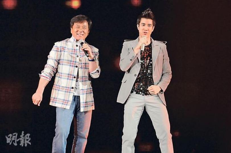 王力宏個唱尾場邀來成龍做嘉賓,兩個大男人更在台上親嘴,令全場粉絲尖叫。(攝影﹕孫華中) (攝影﹕孫華中) 王力宏個唱尾場邀來成龍做嘉賓,兩個大男人更在台上親嘴,令全場粉絲尖叫。(攝影﹕孫華中) (攝影﹕孫華中)