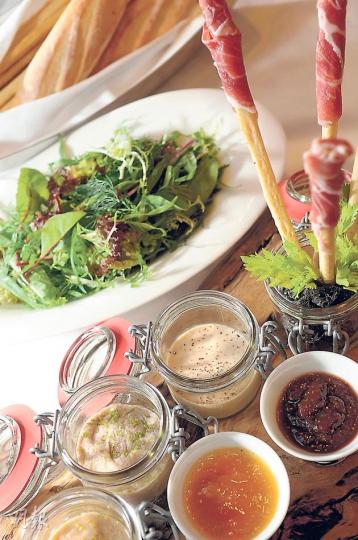 慶典式前菜 - 自家製鴨肝醬、鴨與豬肉醬及麵包條配西班牙火腿,鴨肝醬軟滑甘香,用來塗麵包最對味。($319,二人用,WHISK)(陳淑安攝) 鴨肝配青蘋果蓉及鰻魚脆片 - WHISK總廚Bjoern炮製的菜式,碟上每樣都有其功能。青蘋果蓉清新帶少許酸甜,用來中和鴨肝肥膩;加上經煙熏的鰻魚製作脆片,為軟滑的鴨肝加添香脆,層次非常豐富。(三道菜快捷午餐前菜之一,每位$288,WHISK)(葉思雅攝) 慶典式前菜 - 自家製鴨肝醬、鴨與豬肉醬及麵包條配西班牙火腿,鴨肝醬軟滑甘香,用來塗麵包最對味。($319,二人用,WHISK)(陳淑安攝) 鴨肝配青蘋果蓉及鰻魚脆片 - WHISK總廚Bjoern炮製的菜式,碟上每樣都有其功能。青蘋果蓉清新帶少許酸甜,用來中和鴨肝肥膩;加上經煙熏的鰻魚製作脆片,為軟滑的鴨肝加添香脆,層次非常豐富。(三道菜快捷午餐前菜之一,每位$288,WHISK)(葉思雅攝)