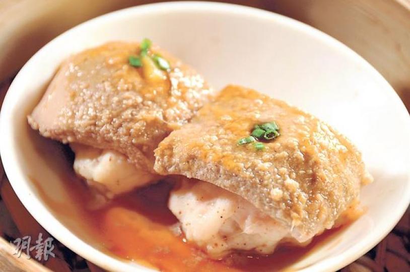 豬膶燒賣 - 蝦肉、豬肉和冬菇混合而成的燒賣餡上,放上一片鮮嫩豬膶,是傳統的粵式點心。($48/2件,隆濤院)(陳淑安攝) 李景(陳淑安攝) 粥王景叔提醒大家,豬肝呈鮮紅潤澤的顏色才算靚貨,不宜購買或進食帶暗啞瘀紅色的豬肝。(陳淑安攝) 豬膶燒賣 - 蝦肉、豬肉和冬菇混合而成的燒賣餡上,放上一片鮮嫩豬膶,是傳統的粵式點心。($48/2件,隆濤院)(陳淑安攝) 李景(陳淑安攝) 粥王景叔提醒大家,豬肝呈鮮紅潤澤的顏色才算靚貨,不宜購買或進食帶暗啞瘀紅色的豬肝。(陳淑安攝)