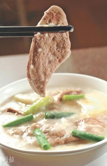 豬膶粥 - 粥王景叔出品的豬膶粥,豬膶新鮮爽脆,粥底以豬骨、瑤柱、鯪魚骨及腐竹熬成,香甜綿滑。($30,粥麵館)(陳淑安攝) 蘇格蘭生蠔配鴨肝及西柚刨冰 - ?西柚刨冰帶少許酸澀味,為味蕾帶來清新味道,與香濃鴨肝和肥美生蠔是完美的配搭。(「尋味•之旅」套餐前菜之一,七道菜每位$1280,WHISK)(葉思雅攝) 豬膶粥 - 粥王景叔出品的豬膶粥,豬膶新鮮爽脆,粥底以豬骨、瑤柱、鯪魚骨及腐竹熬成,香甜綿滑。($30,粥麵館)(陳淑安攝) 蘇格蘭生蠔配鴨肝及西柚刨冰 - ?西柚刨冰帶少許酸澀味,為味蕾帶來清新味道,與香濃鴨肝和肥美生蠔是完美的配搭。(「尋味•之旅」套餐前菜之一,七道菜每位$1280,WHISK)(葉思雅攝)