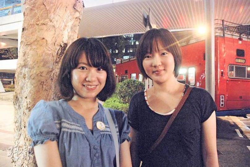 昨晚在尖東海濱遊覽的日本女遊客安部涼子（左）及平井香織（右），對於有日籍夫婦在港遇襲感到驚訝，但認為香港是一個安全地方，不太擔心個人安全。（雲錦鋒攝）