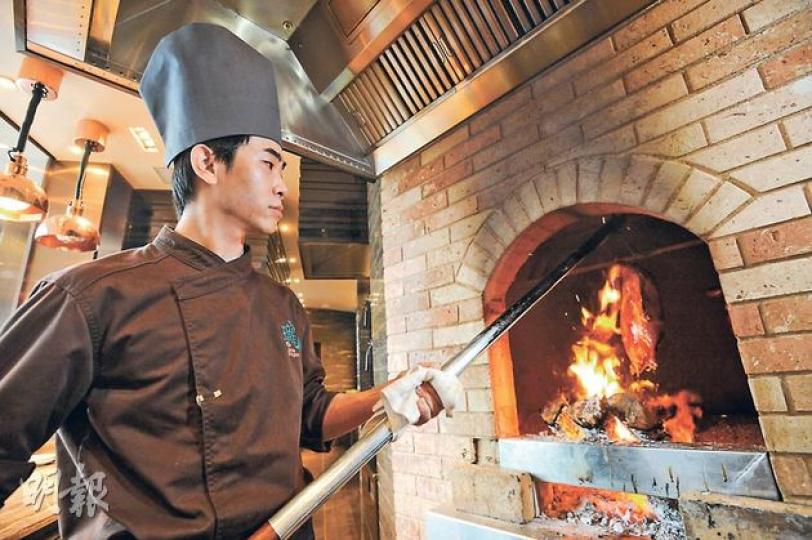 新濠天地新食店譽瓏軒廚房內設置了一個以紅磚搭砌、荔枝柴生火的燒味磚爐,師傅配合火候,烤出好味多汁的雞鵝。(葉思雅攝) 果木燒鵝 - 主廚表示磚爐仿照京式設計,由荔枝柴生火,專人控制火候,烤肉散發陣陣煙熏香味。($388/半隻,譽瓏軒)(葉思雅攝) 灌湯日本毛蟹小籠包 - 點心師傅晚上於大堂即叫即製日本毛蟹小籠包,既可欣賞他的非凡手藝,亦可親眼目睹大大隻毛蟹,每隻毛蟹只製作約16件小籠包,分量十足。($68/件,譽瓏軒)(葉思雅攝) 冬蟲草花膠滋補湯 - 由中醫師作顧問,炮製既好喝又滋補的湯水,稍 新濠天地新食店譽瓏軒廚房內設置了一個以紅磚搭砌、荔枝柴生火的燒味磚爐,師傅配合火候,烤出好味多汁的雞鵝。(葉思雅攝) 果木燒鵝 - 主廚表示磚爐仿照京式設計,由荔枝柴生火,專人控制火候,烤肉散發陣陣煙熏香味。($388/半隻,譽瓏軒)(葉思雅攝) 灌湯日本毛蟹小籠包 - 點心師傅晚上於大堂即叫即製日本毛蟹小籠包,既可欣賞他的非凡手藝,亦可親眼目睹大大隻毛蟹,每隻毛蟹只製作約16件小籠包,分量十足。($68/件,譽瓏軒)(葉思雅攝) 冬蟲草花膠滋補湯 - 由中醫師作顧問,炮製既好喝又滋補的湯水,稍