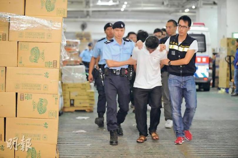 警方及入境處在「水貨」分貨的源頭即上水晉科中心展開歷來最大規模反水貨行動,拘捕130名內地黑工,他們涉違反逗留條件當水貨客或是在中心內包裝分發水貨。當局指被捕人可能會被列入黑名單,兩年內不得再來港。(葉家豪攝) 警方及入境處近百人昨「進攻」水貨源頭上水晉科中心,大批警員昨午率先封鎖晉科中心各出入口,拘捕多達130名內地黑工及水貨客。(葉家豪攝) 雖然警方及入境處昨在上水晉科中心大舉拘捕130名水貨客及內地人,但晚上10時許警方撤退後,上址水貨活動立即死灰復燃,有貨車即時送貨到停車場內,現場水貨客 警方及入境處在「水貨」分貨的源頭即上水晉科中心展開歷來最大規模反水貨行動,拘捕130名內地黑工,他們涉違反逗留條件當水貨客或是在中心內包裝分發水貨。當局指被捕人可能會被列入黑名單,兩年內不得再來港。(葉家豪攝) 警方及入境處近百人昨「進攻」水貨源頭上水晉科中心,大批警員昨午率先封鎖晉科中心各出入口,拘捕多達130名內地黑工及水貨客。(葉家豪攝) 雖然警方及入境處昨在上水晉科中心大舉拘捕130名水貨客及內地人,但晚上10時許警方撤退後,上址水貨活動立即死灰復燃,有貨車即時送貨到停車場內,現場水貨客