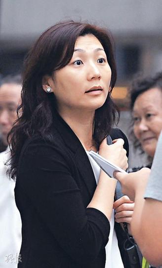 任職行政人員的邱小姐支持政府增加外傭月薪,但認為4.8%的加幅較高,因普羅打工仔都沒有4.8%薪酬加幅,料會影響僱主招聘外傭意欲。(劉焌陶攝) 來港5年的菲傭Marisa(圖)與菲傭朋友趁假期休息,她們得悉政府調高菲傭月薪後,形容是好消息,有助紓緩物價上漲的經濟壓力。(劉焌陶攝) 任職行政人員的邱小姐支持政府增加外傭月薪,但認為4.8%的加幅較高,因普羅打工仔都沒有4.8%薪酬加幅,料會影響僱主招聘外傭意欲。(劉焌陶攝) 來港5年的菲傭Marisa(圖)與菲傭朋友趁假期休息,她們得悉政府調高菲傭月薪後,形容是好消息,有助紓緩物價上漲的經濟壓力。(劉焌陶攝)