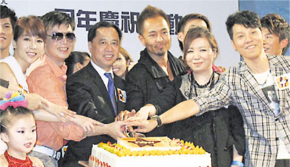 now觀星台一周年慶典,高層何麗全率黃婉曼、陳海琪、梁榮忠及王賢誌等切蛋糕慶祝。(攝影/記者:鍾一虹) now觀星台一周年慶典,高層何麗全率黃婉曼、陳海琪、梁榮忠及王賢誌等切蛋糕慶祝。(攝影/記者:鍾一虹)
