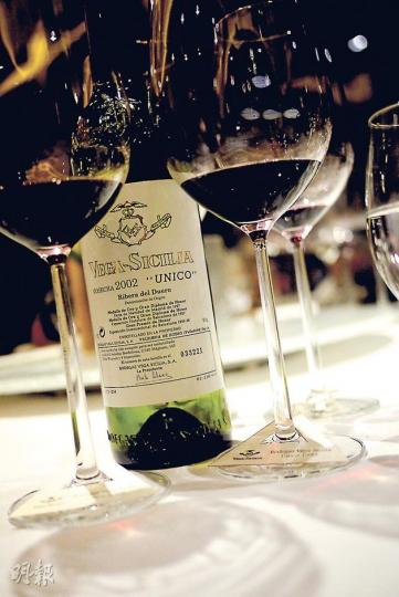 Vega-Sicilia Unico 2002--最新推出的年份,也經過10載陳年,充滿濃郁甜美的葡萄乾、黑櫻桃、玫瑰花等香氣。(蔡榛原攝) Vega-Sicilia Unico 2002--最新推出的年份,也經過10載陳年,充滿濃郁甜美的葡萄乾、黑櫻桃、玫瑰花等香氣。(蔡榛原攝)